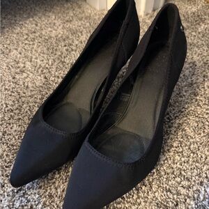 Vera Wang Black Pointed Toe Ballet Flats